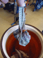 Krepov papr, horkou vodu, ocet, kus ltky a provzek - poteby k barven vajek pomoc krepovho papru